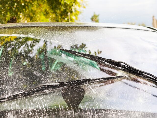 雨の日の車を洗車する写真