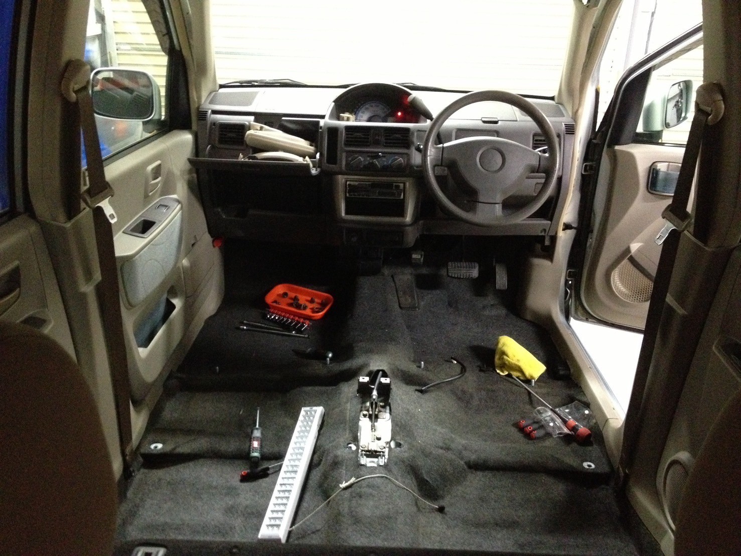 車内分解・清掃作業