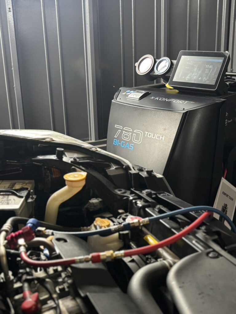 エアコンガスクリーニング中