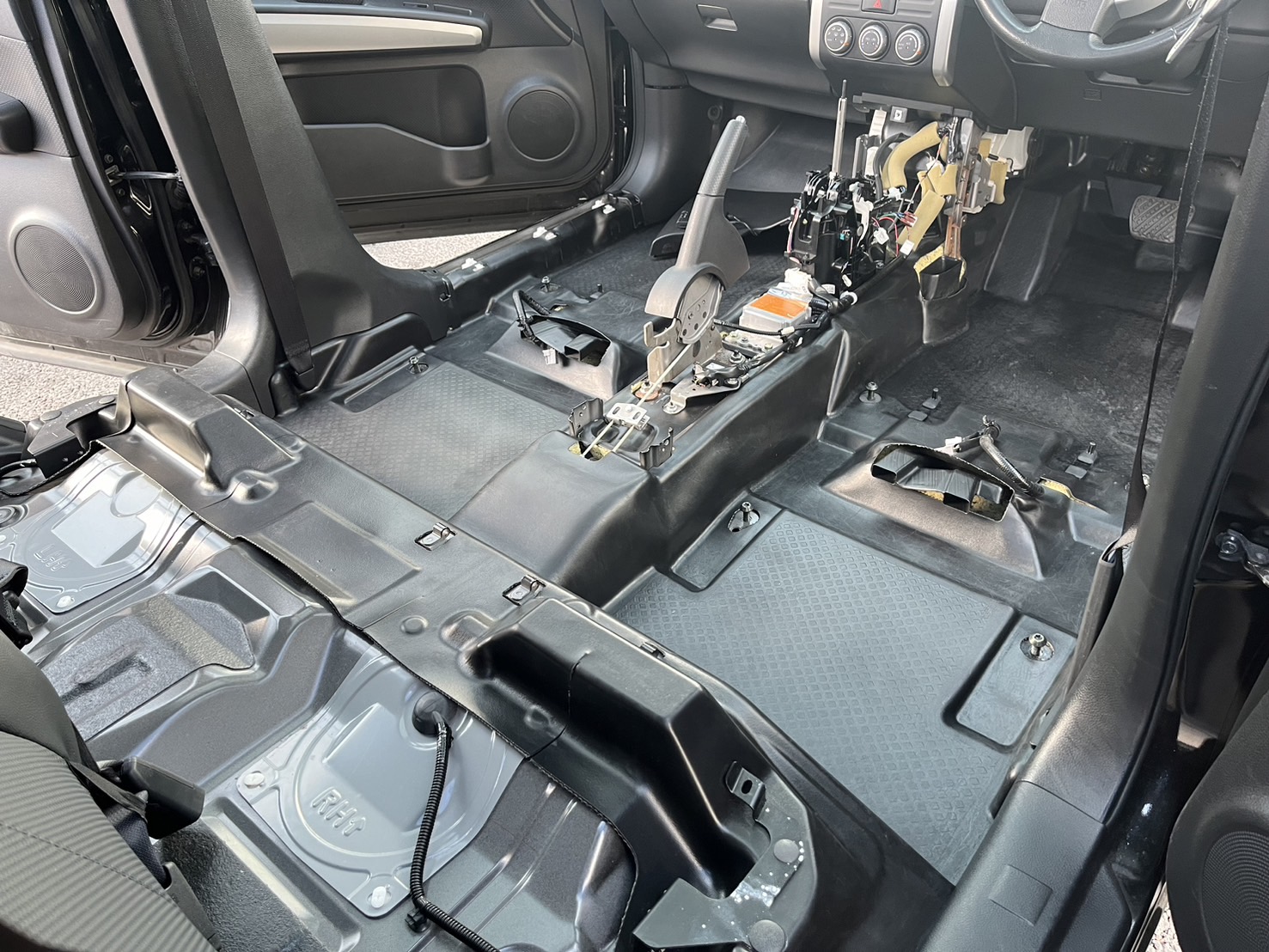 車内分解・清掃作業