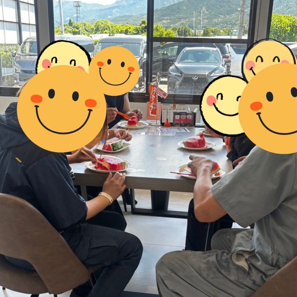 スイカを食べるスタッフ